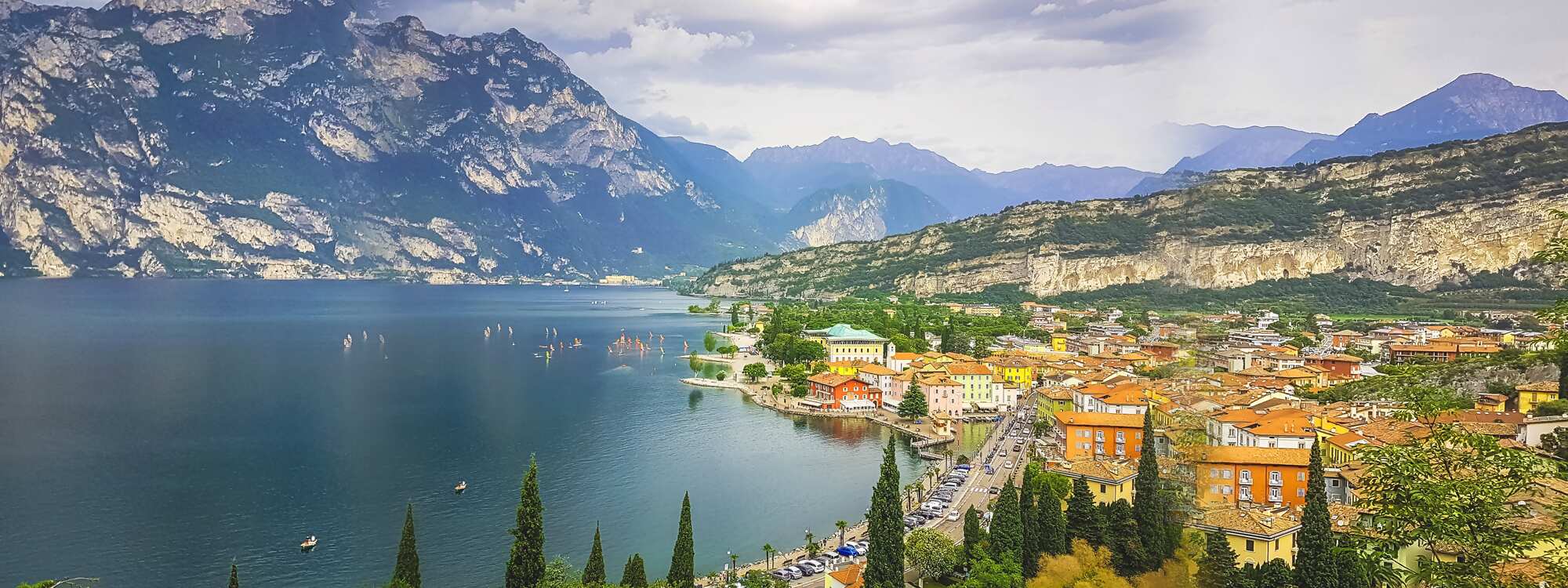 Torbole, besonders bei Windsurfern und Seglern bekannt, befindet sich zwischen dem Ufer des Gardasees, dem Monte Baldo und der Ebene Piana del Sarca in der Region Gardasee