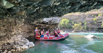 Fahre mit dem Floß durch den Fluss und wandere über die Berge auf dieser 2-tägigen Tour rund um die kleine Stadt Permet. Entdecke die natürliche Schönheit Südalbaniens, die Thermalbäder von Benja und das reiche Kulturerbe der Region.