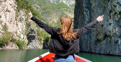 Erkunde den Shala Fluss und die Berge rund um den Koman See. Da er nur mit dem Boot zu erreichen ist, ist diese Flusstour der perfekte Ausflug für Naturliebhaber.