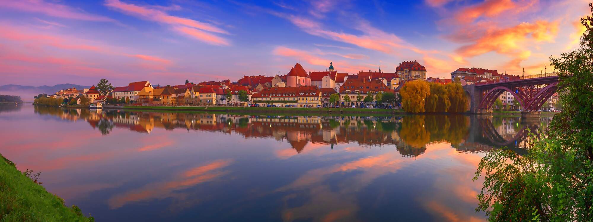 Schoene Aussicht auf die Stadt Maribor bei Sommenaufgang in Slowenien